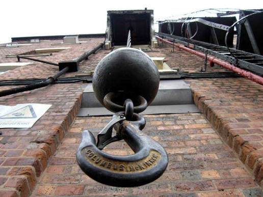 Hoist hook  for lifting sacks